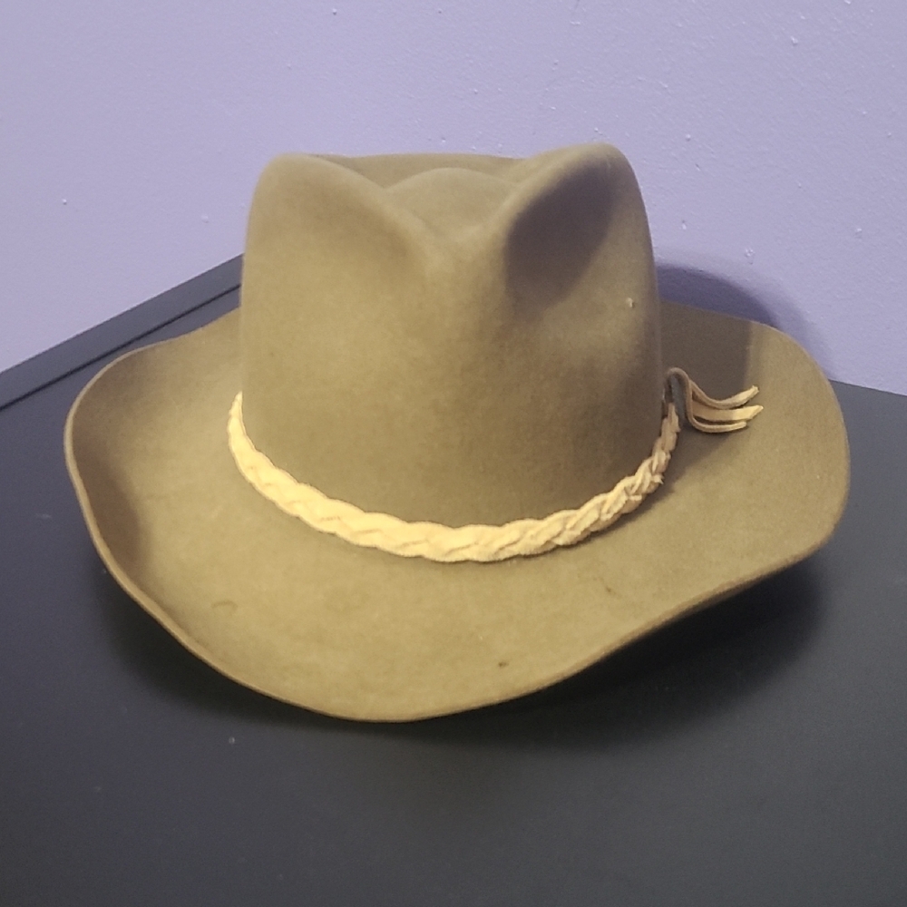 Akubra Tan and Cream Cowboy Hat with Classic Silhouette